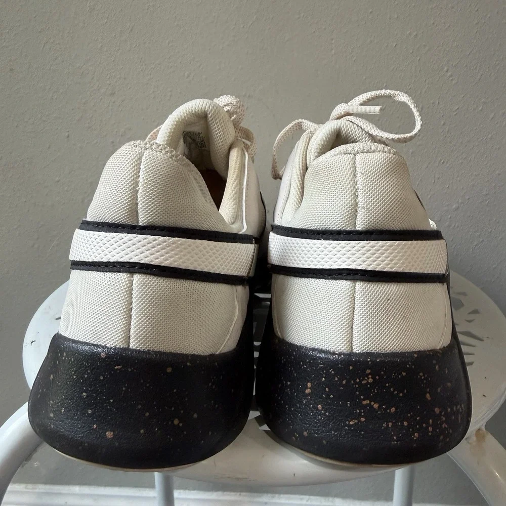 Nike Legend Essential 2 PRM Womens Size 11 Sail Black Training Shoes Sneakers